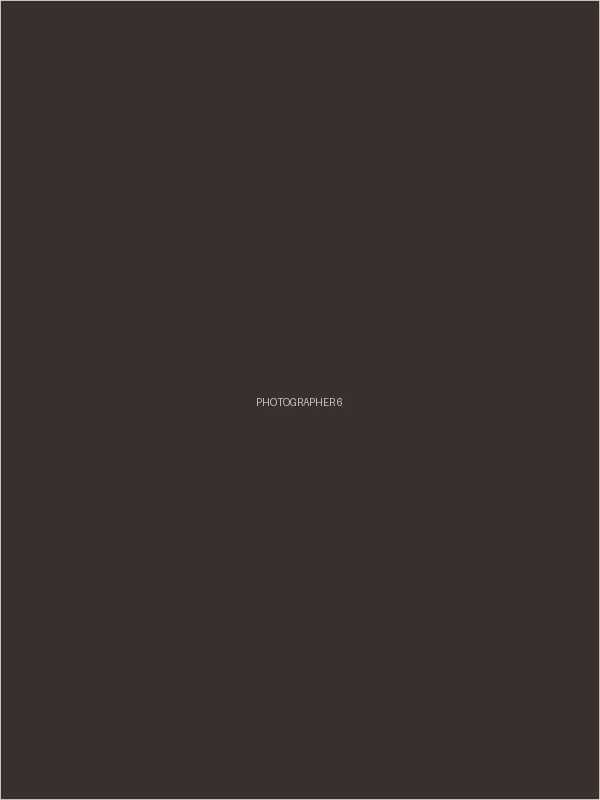 摄影师与模特在拍摄现场沟通的瞬间，体现了合作的默契